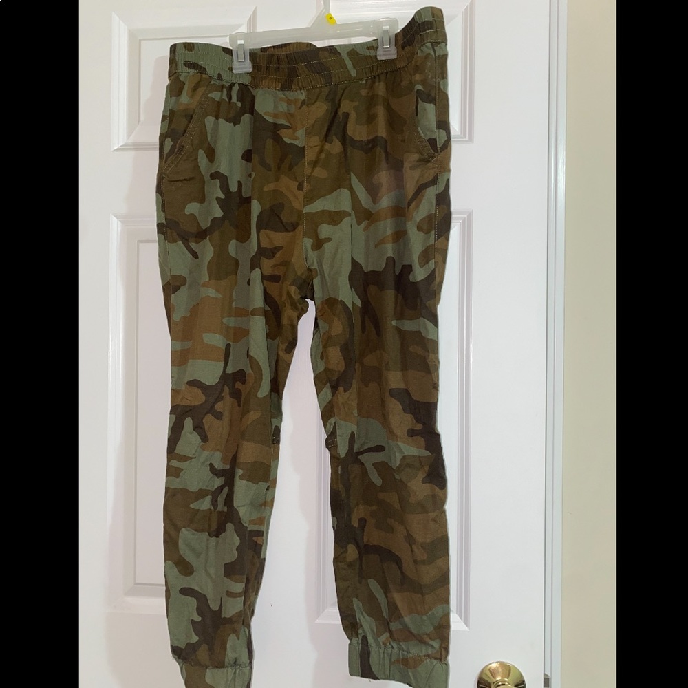 LEVI CAMO JOGGERS